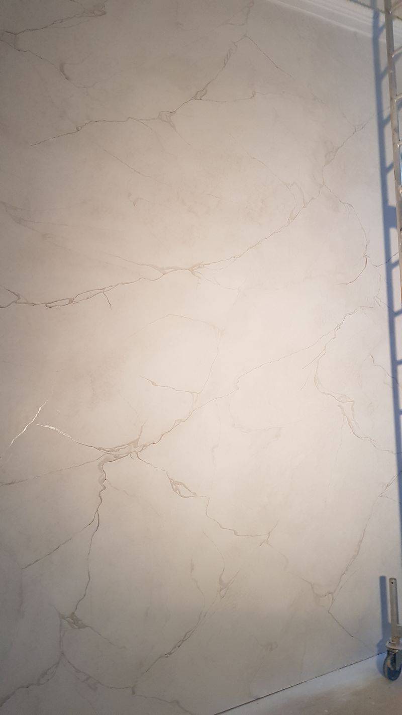 X Marmormalerei oder auch Marmorimitation in einem Altbau in Berlin Kreuzberg. Das Maler - Unternehmen restaurierung und gestaltung mit seinem Restaurator Norbert Schimpf hat in einem Ladengeschäft im Szene Bezirk Berlin Kreuzberg eine Marmorierung als Bierlasur angebracht. Hier wurden sowohl die Vorarbeiten als auch die eigentliche Malerei aufgetragen. Vor allem die richtigen Vorarbeiten sind ein wichtiger Bestandteil einer Marmorimitation. Hierbei kommen die Großen Erfahrungen des Unternehmens restaurierung & gestaltung aus der Denkmalpflege und der Malerei zur Geltung. Hauptaugenmerk legt unser Maler und Restaurierungsbetrieb auf Treppenhäuser im Berliner Altbau. Neben den historischen Malereien gehören auch denkmalpflegerische Untersuchungen und exklusive und hochwertige Malerarbeiten zum Repertoire der Firma.